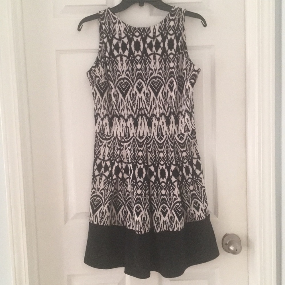👗#2 Charming Charlie black & cream print dress